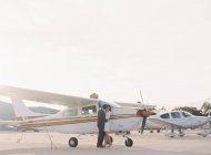 Couple câlins et baisers à côté de l'avion — Photo de stock