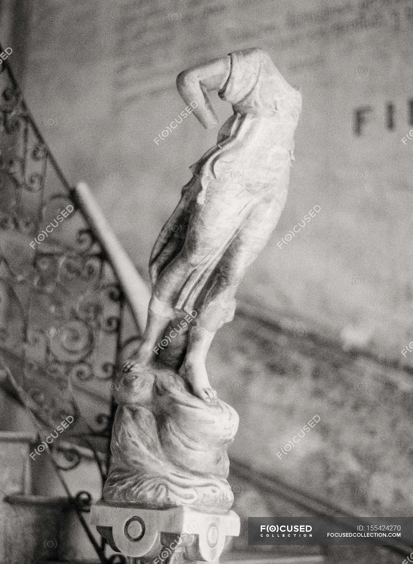Баба без головы. Мраморная скульптура девушка с поднятой ногой. Статуя женщины без головы. Скульптура девушки без головы. Мраморная статуя без головы.