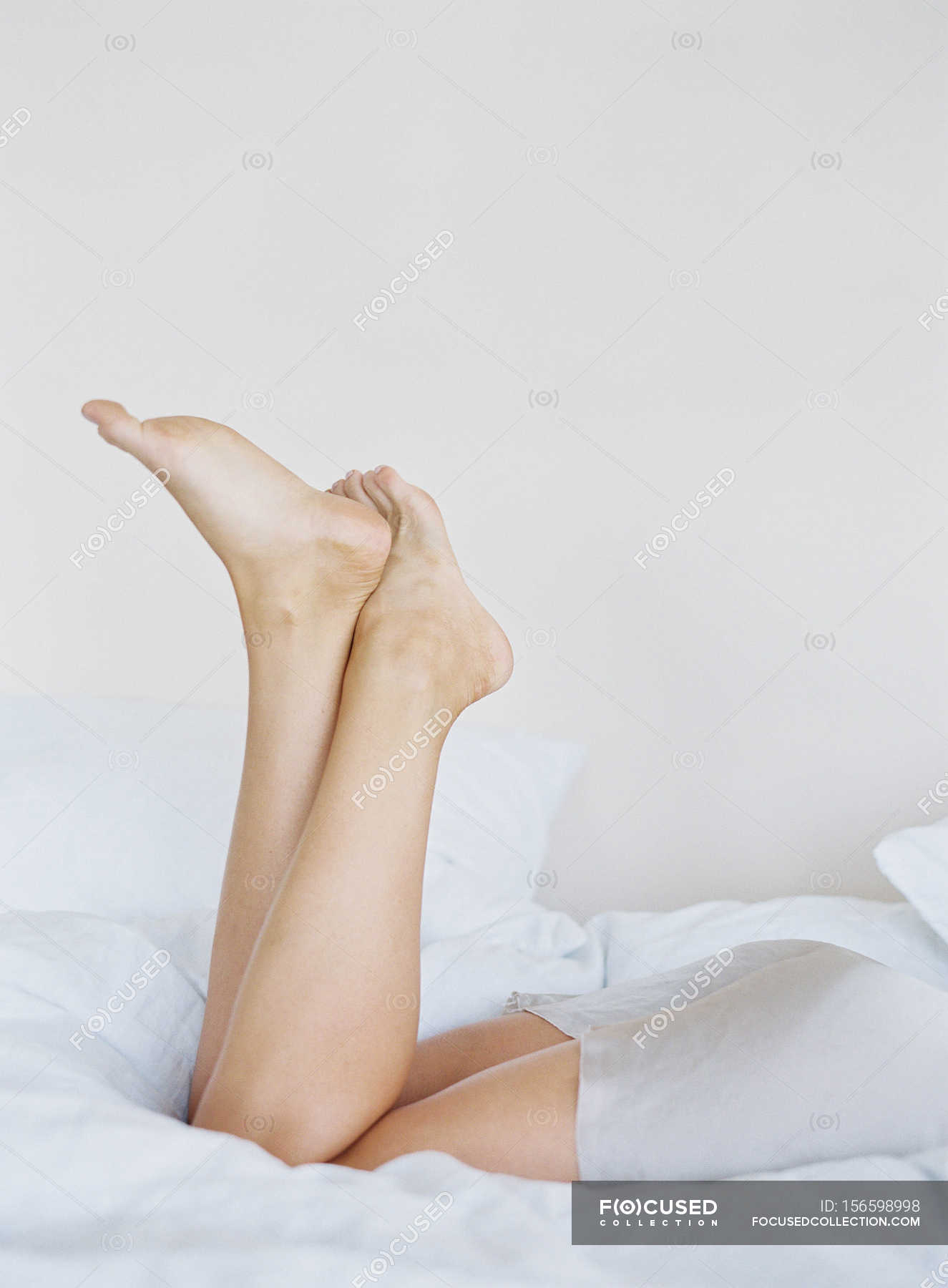 Женские ножки на кровати ( фото) - фото - картинки и рисунки: скачать бесплатно