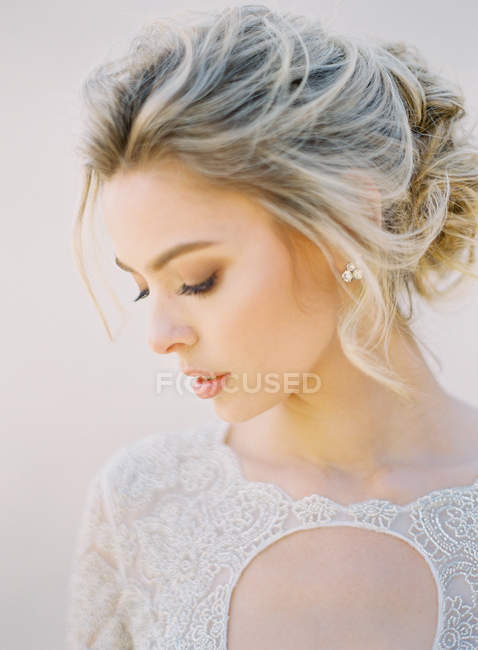 Jeune mariée blonde — Photo de stock