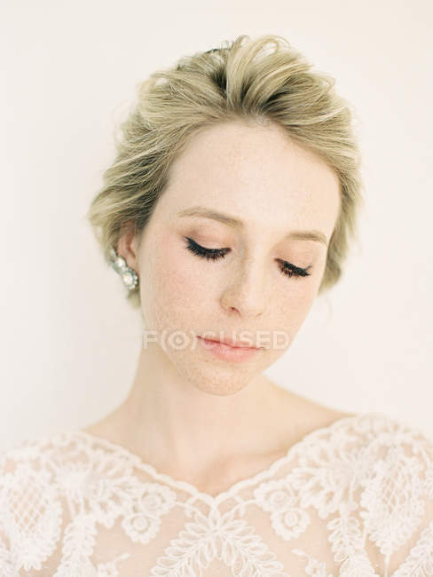Jeune mariée blonde — Photo de stock