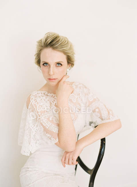 Junge blonde Braut — Stockfoto