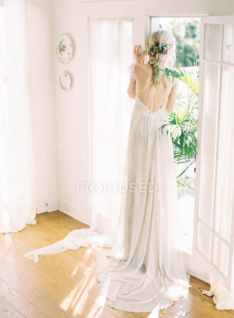 Giovane sposa bionda — Foto stock