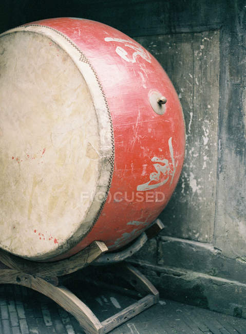 Grand tambour chinois rouge — Photo de stock