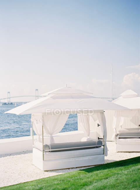 Tende bianche sul paesaggio marino con ponte — Foto stock