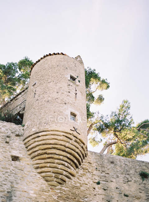 Torre en la pared de la fortaleza - foto de stock