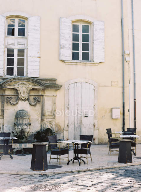 Restaurante mesas e cadeiras definidas ao ar livre — Fotografia de Stock