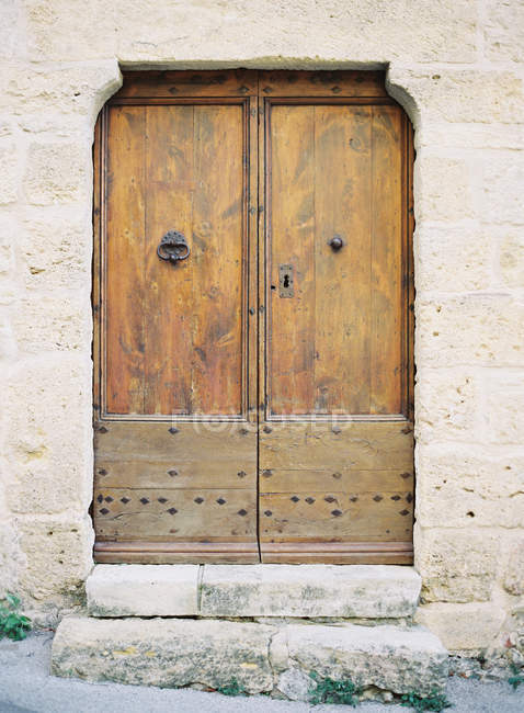 Doorway into residential building — Stock Photo