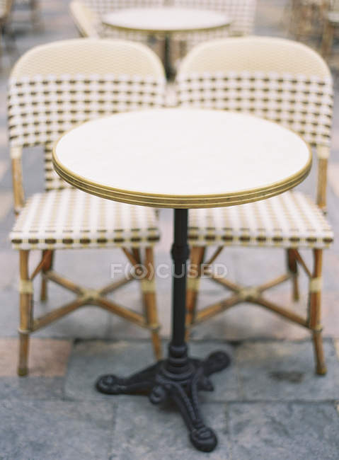 Стол со стульями в кафе — стоковое фото