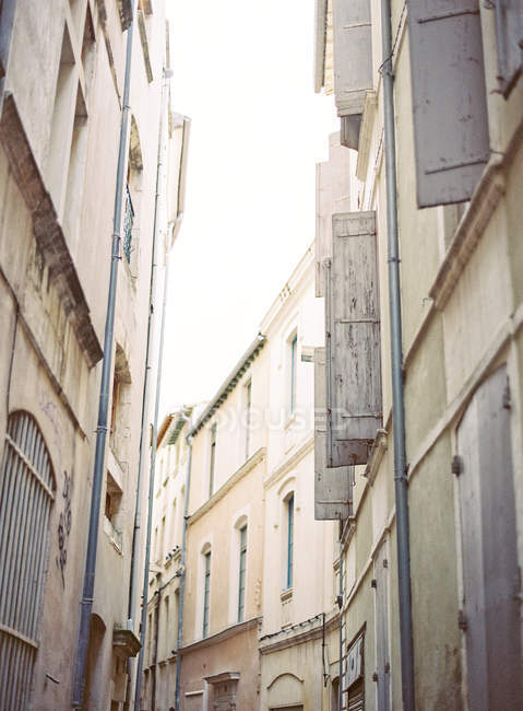 Calle estrecha con edificios antiguos - foto de stock