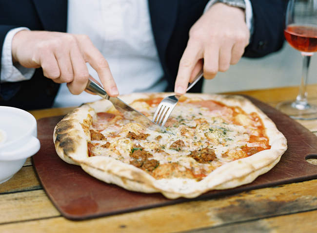 Uomo che mangia pizza — Foto stock