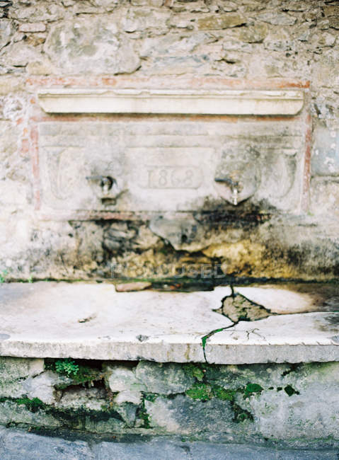 Vecchia piastra di basilievo incrinato — Foto stock