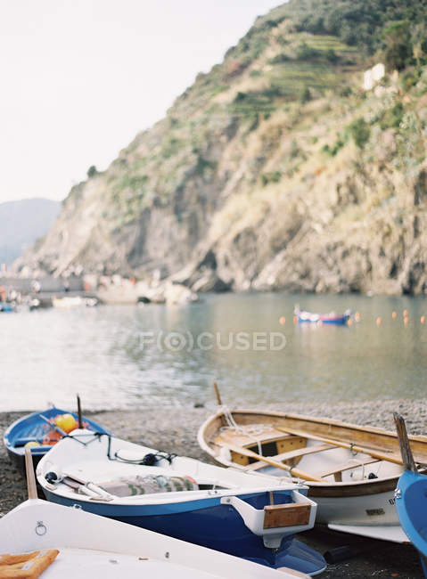 Лодки на берегу в Cinque Terre — стоковое фото