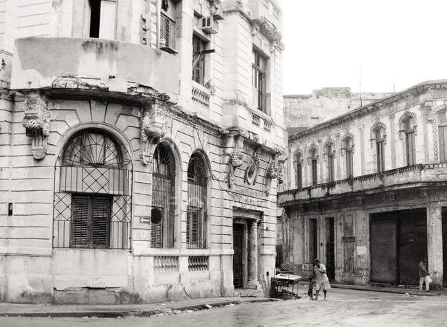 Antigua fachada del edificio en esquina de la calle - foto de stock
