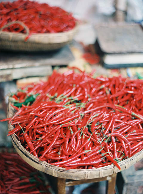 Varias cestas de chiles rojos - foto de stock