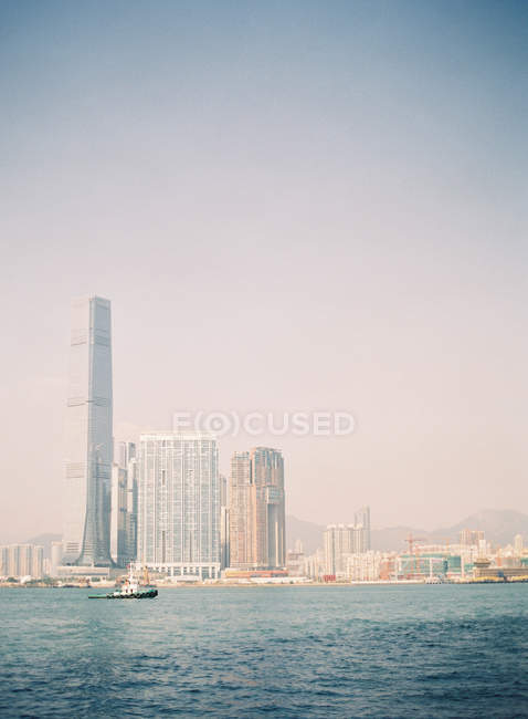 Здания на набережной Гонконга — стоковое фото