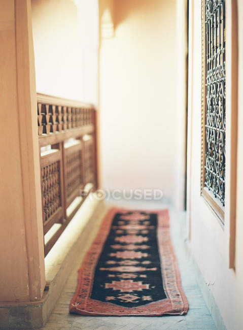 Corridore decorativo sul pavimento del balcone — Foto stock