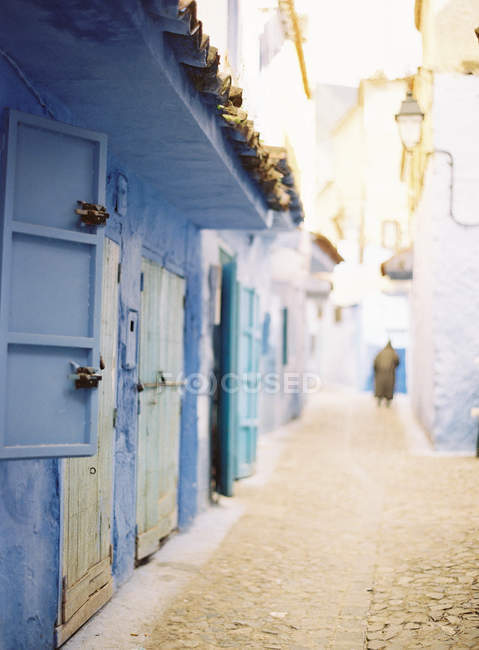 Blue colored walls in alley — Stock Photo