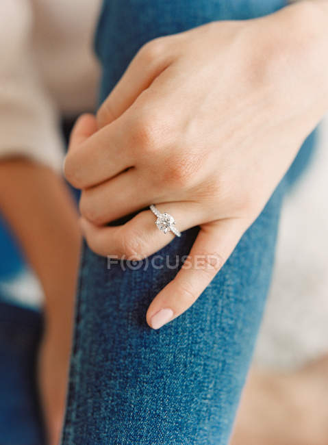 Обручальное кольцо на женском пальце — стоковое фото