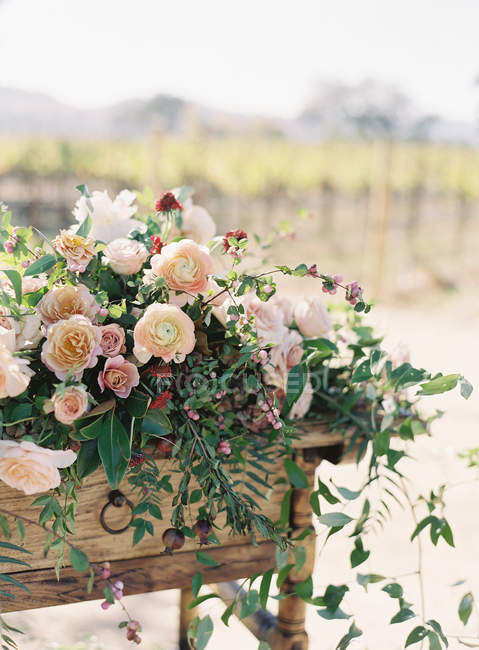 Tisch mit Blumen geschmückt — Stockfoto