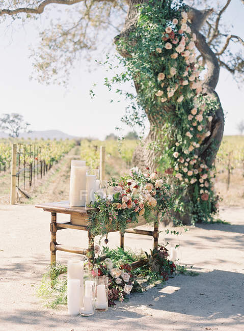 Baum und Tisch mit Blumen geschmückt — Stockfoto
