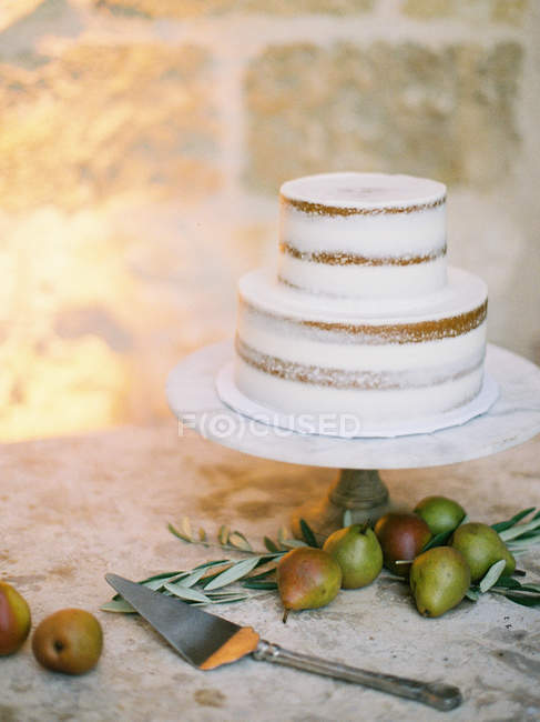 Pastel de boda con peras frescas - foto de stock