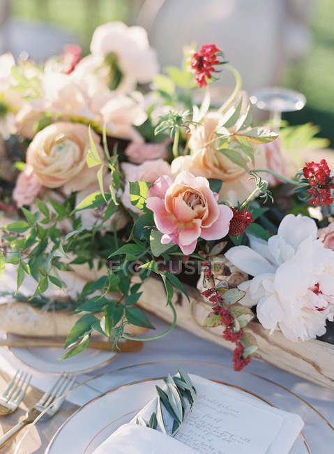 Свадебная цветочная композиция — стоковое фото