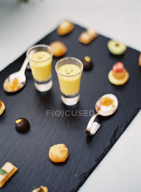 Kleine Desserts mit Fruchtcocktail-Shots — Stockfoto