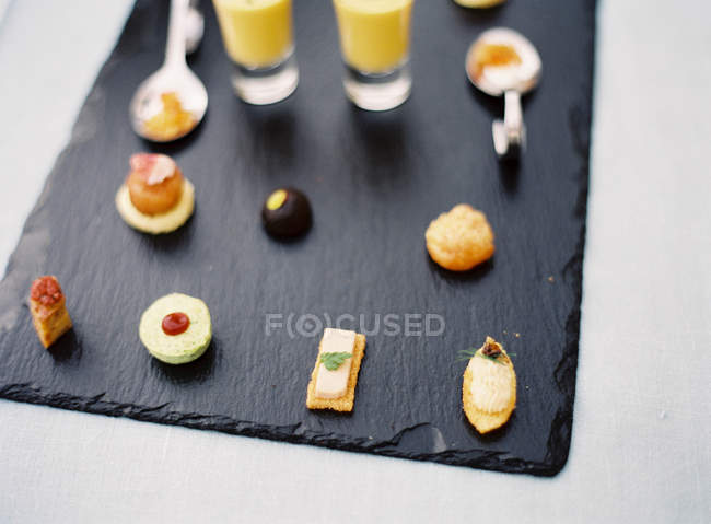 Petits desserts avec cocktails de fruits — Photo de stock
