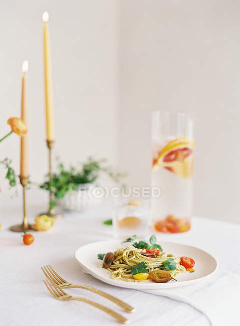 Homemade lemonade with vegetarian pasta — Stock Photo
