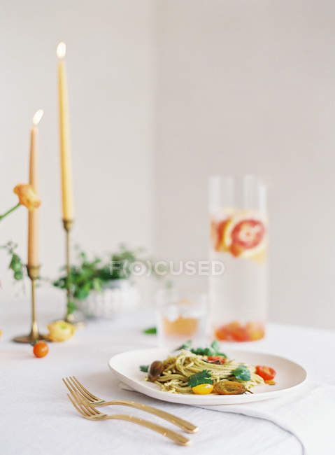 Limonata fatta in casa con pasta vegetariana — Foto stock