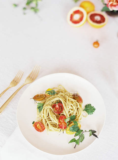 Вегетарианская паста с помидорами и петрушкой — стоковое фото