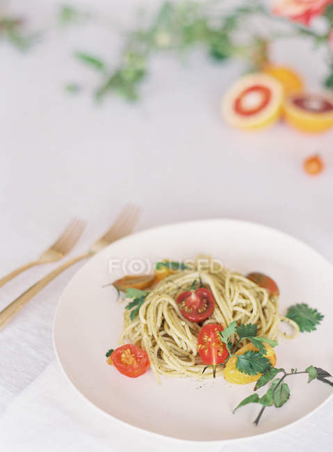 Вегетарианская паста с помидорами и петрушкой — стоковое фото