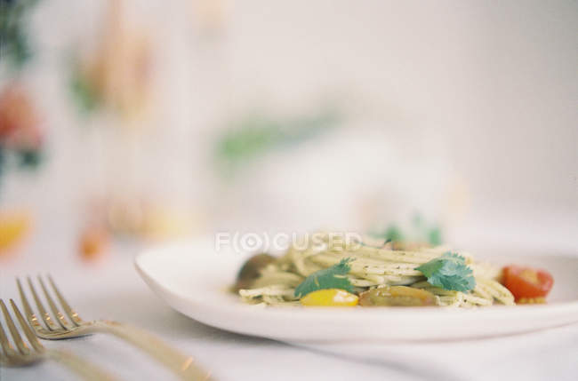 Vegetarian pasta with tomatoes and parsley — Stock Photo