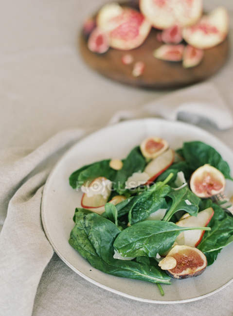 Insalata con foglie di spinaci freschi e fichi — Foto stock