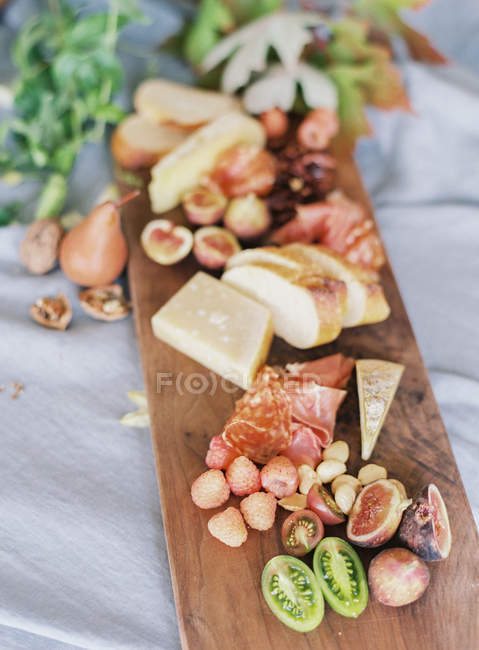Frutas frescas e bagas com queijo — Fotografia de Stock
