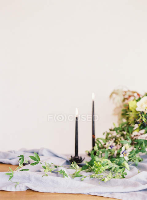 Bougies éclairage et arrangement floral — Photo de stock