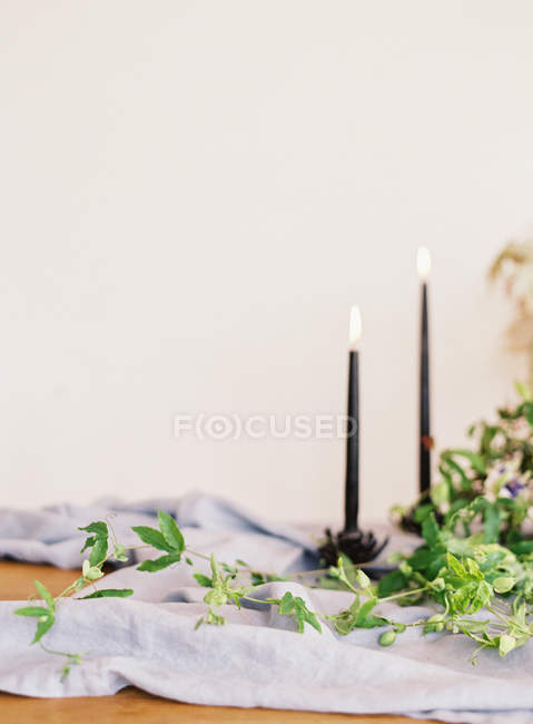 Illuminazione candele e disposizione floreale — Foto stock