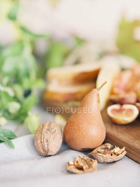 Frische Birnen und Nüsse — Stockfoto