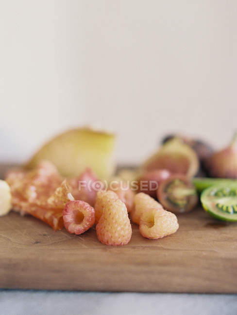 Frambuesas frescas con kiwi e higos - foto de stock
