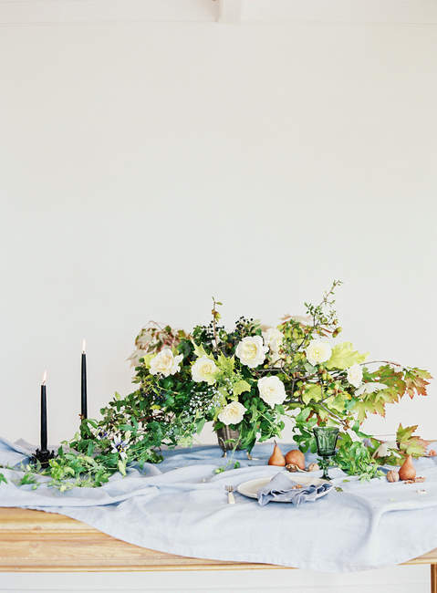Груші з букетом квітів і свічок — стокове фото
