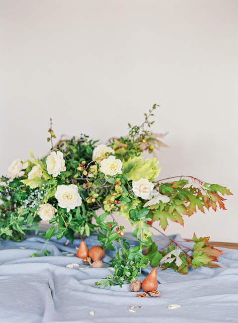 Pêras com buquê de flores — Fotografia de Stock