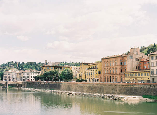 Gebäude am Wasser in Florenz — Stockfoto
