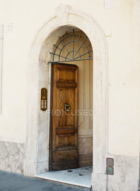 Doorway into residential building — Stock Photo