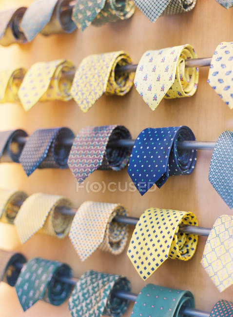 Gravatas coloridas em trilhos de loja — Fotografia de Stock