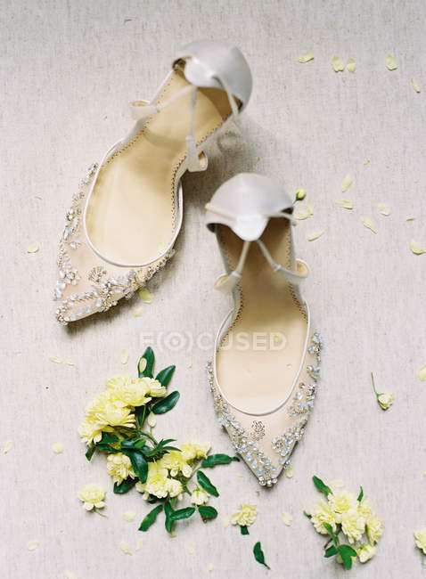 Свадебные туфли на высоком каблуке с цветами — стоковое фото