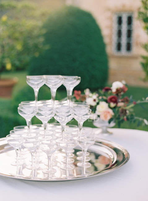 Mucchio di bicchieri da cocktail su vassoio — Foto stock