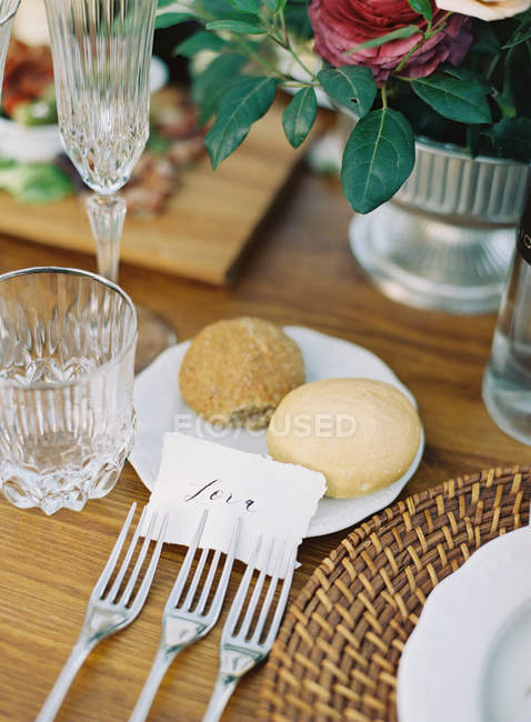 Pane sulla tavola apparecchiata — Foto stock