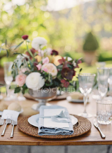 Place setting at wedding table — Stock Photo