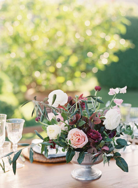 Blumenschmuck auf gedecktem Tisch — Stockfoto